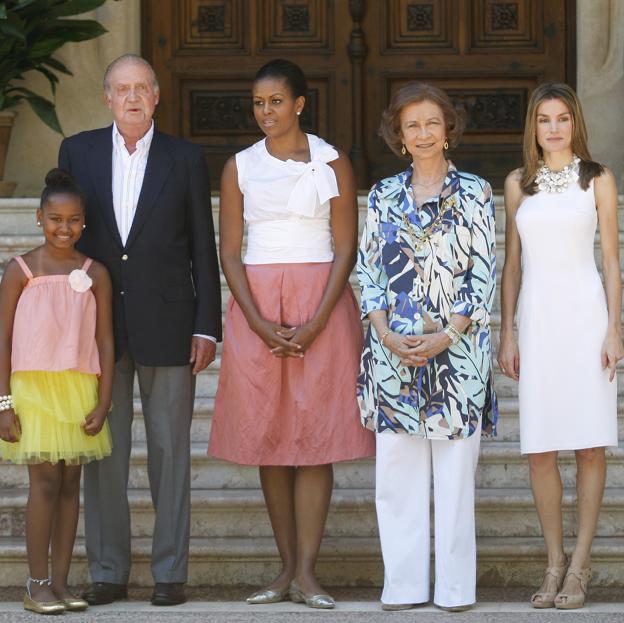 Entre las últimas visitas ilustres al palacio mallorquín destaca de la Michelle Obama y su hija Sasha en 2010.