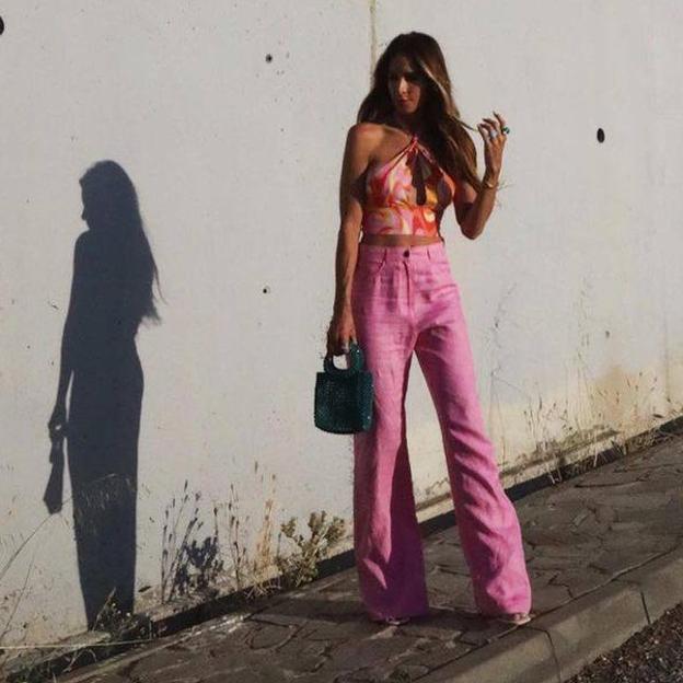 Fluido y color rosa chicle, así es el pantalón de Zara que este verano triunfa entre las influencers