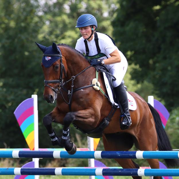 Zara Tondall, nieta de la reina Isabel, ganó una medalla en los Juegos Olímpicos de Londres en la competición de salto.