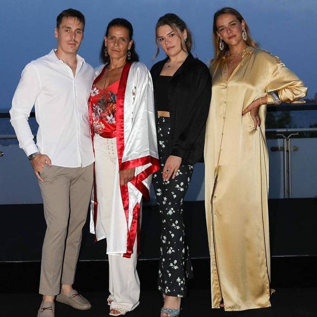 Estefanía de Mónaco posa con todos sus hijos, Louis, Camille y Pauline Ducruet con su polémico vestido dorado.