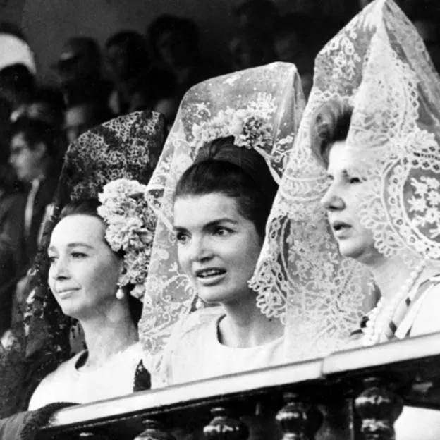 La duquesa de Medinacelli junto a Jackie Onassis y la duquesa de Alaba en los toros.