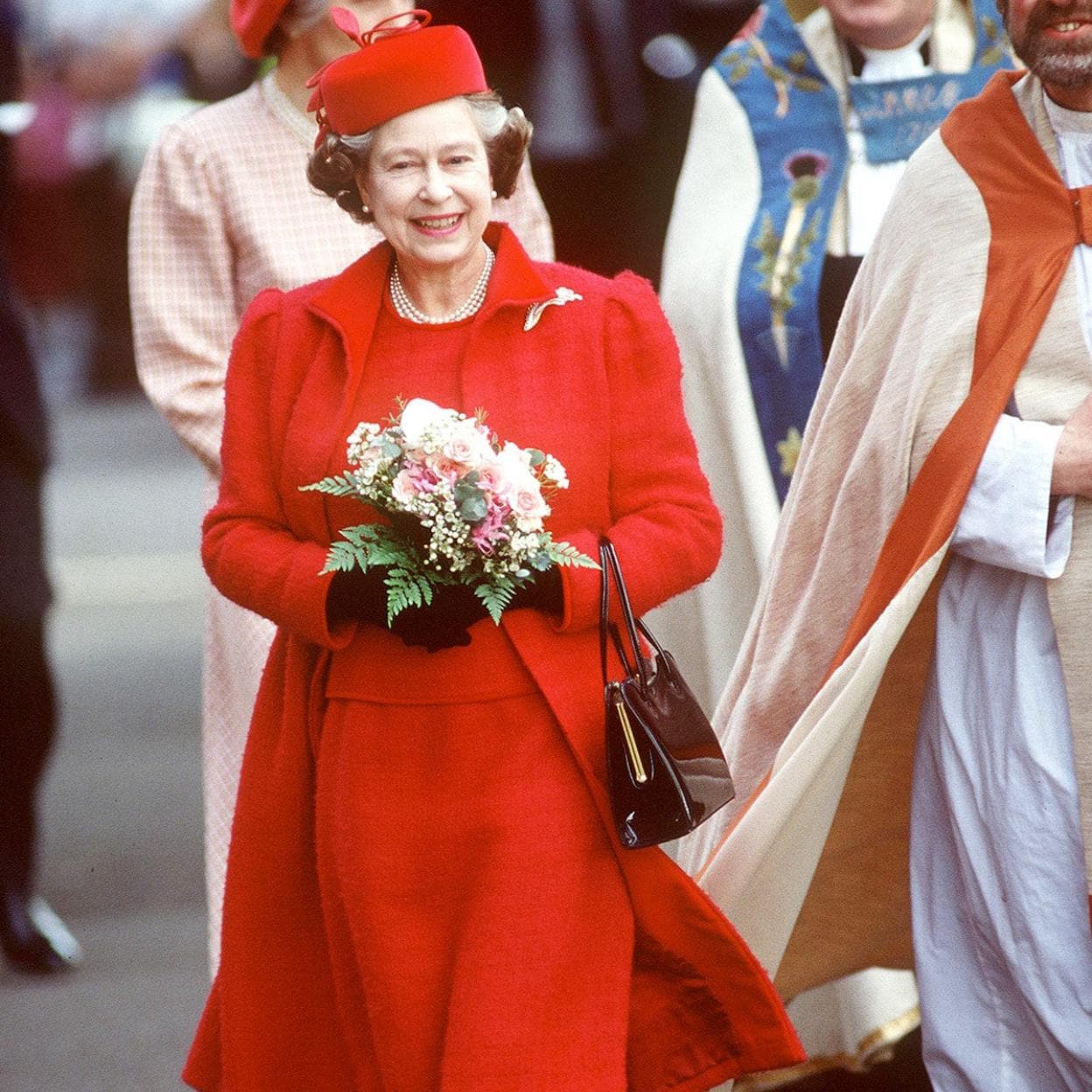 fuego construcción Correspondencia Conjuntos monocolor, sombreros a juego y bolsos caja: así se ha convertido  Isabel II en la reina del estilo británico | Mujer Hoy