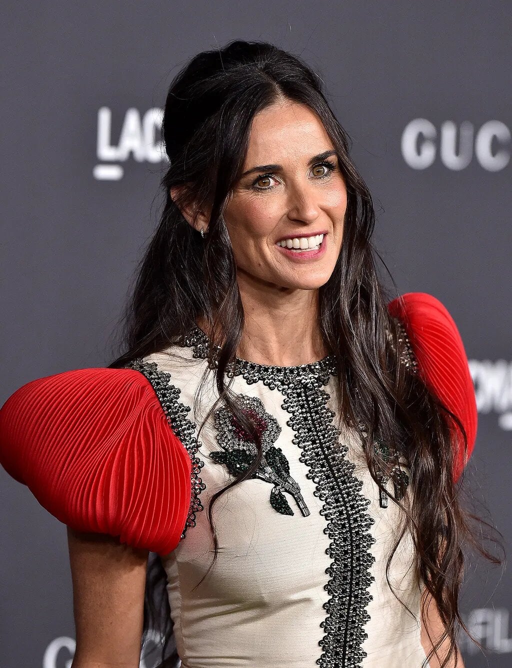 Famosas con 50 años y que siguen llevando melena larga: Demi Moore. 