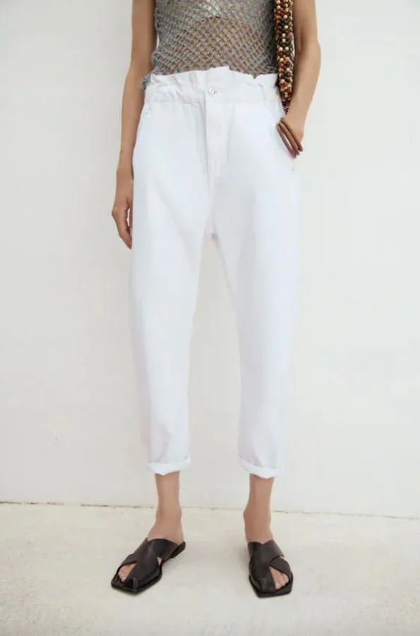 pantalones blancos con los que vas a conseguir un look espectacular con tops, camisas e incluso con bikini | Hoy