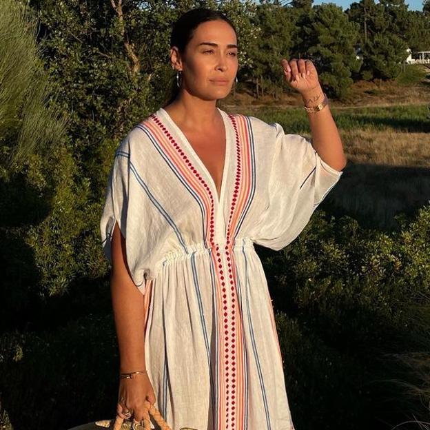 Sandalias de Zara y un caftán muy favorecedor, así es el look playero favorito (y más estiloso) de Vicky Martín Berocal