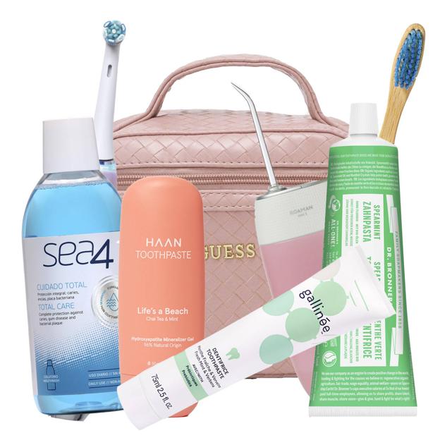 Brushboo. Cepillo de dientes ecológico (4,49 €). Guess. Neceser (49 €). Roaman. Mini irrigador (49 €). Sea4. Colutorio Cuidado Total (8,60 €). Oral B. Cepillo eléctrico iO (219 €). Dr. Bronner's. All-One-Toothpaste Spearmint (9 €). Gallinée. Pasta de dientes (12 €, en Laconicum). Haan. Dentífrico recargable Life's a Beach (18,80 €, incluye refill).