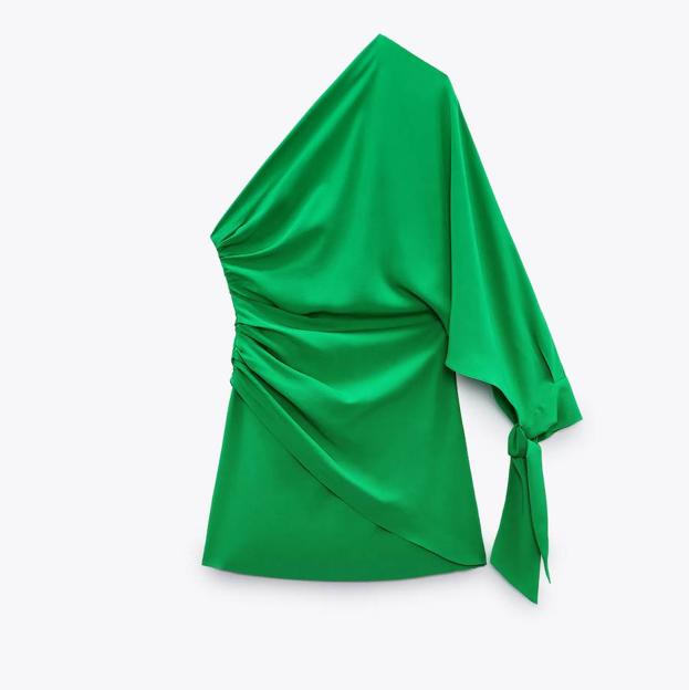 Vestido corto asimétrico drapeado en verde de Zara. 39,95 euros.