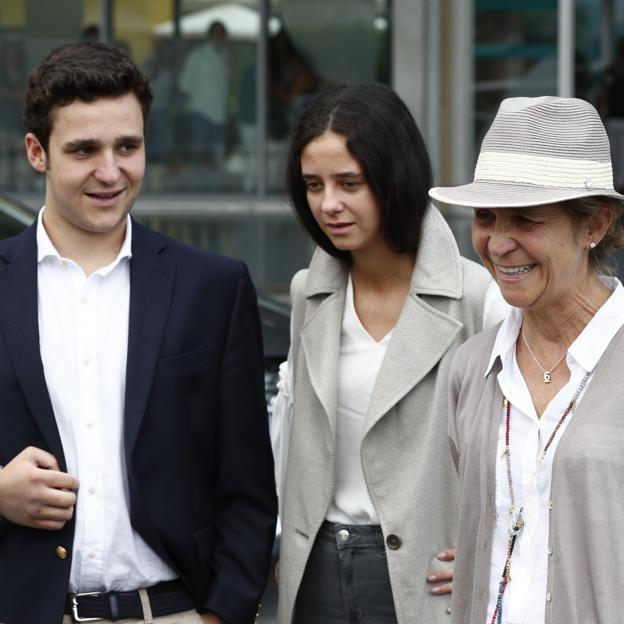 La Infanta Elena con sus hijos, Froilán y Victoria Federica.