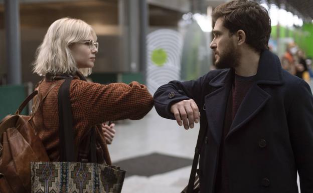 Con la actriz Lucy Boynton en un fotograma del episodio de Modern Love que coprotagonizan en Amazon Prime.