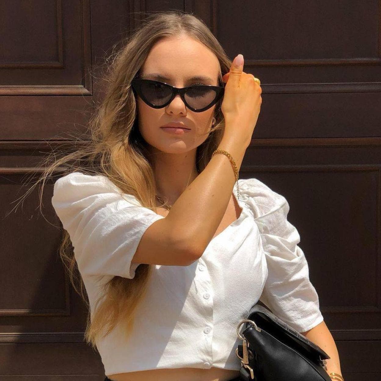 Dos blusas blancas de El Corte Inglés para un look ideal y rejuvenecer pasados los 40 | Mujer Hoy