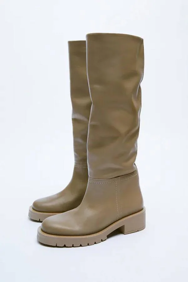Parámetros tocino Hacia Las botas de inspiración militar son el calzado cómodo que vas a querer  llevar en los días lluviosos de entretiempo | Mujer Hoy