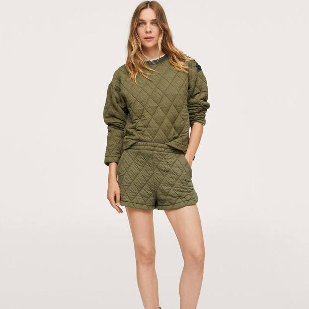 Conjunto acolchado en khaki, de Mango. Sudadera 29,99 euros. Shorts 25,99 euros