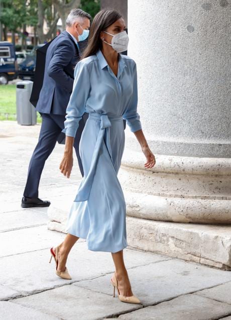 La Reina Letizia repite look con el vestido camisero ideal para el que estiliza la figura que le vamos a copiar en Mango | Mujer Hoy