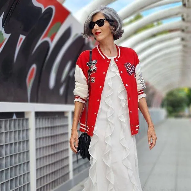 Esta influencer tiene la de H&M que más rejuvenece y combina de maravilla vestido y deportivas | Mujer Hoy