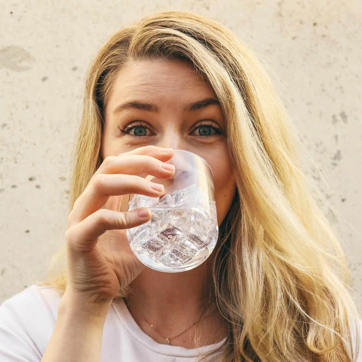 Es bueno beber más agua durante el día para dormir mejor por la noche?