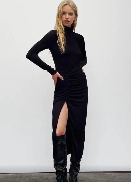 Este es el vestido negro más sencillo, favorecedor y elegante del low cost que te poner con zapatillas, botas o tacones que ya arrasa en Instagram las influencers)