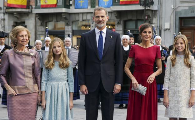 La reina emérita Sofía junto a los Reyes, la princesa Leonor y la infanta Sofía, en la entrega de los Premios Princesa de Asturias, en 2019.