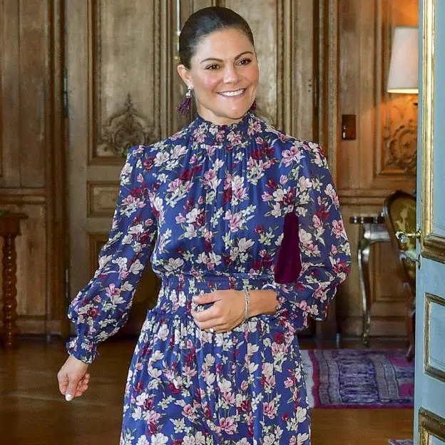 El vestido midi con estampado de flores, la prenda fetiche de Victoria de  Suecia que mejor sienta y que le vamos a copiar en H&M | Mujer Hoy