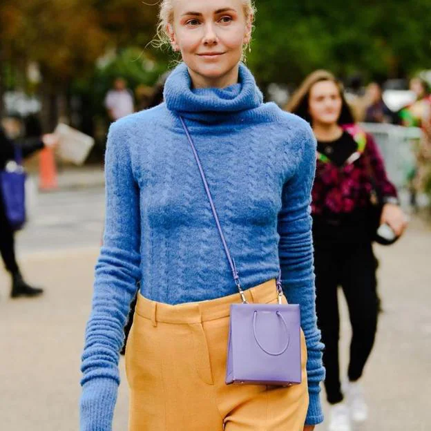 Tenemos tu próximo de estilo: este look maravilloso con azul y pantalones en mostaza | Mujer Hoy