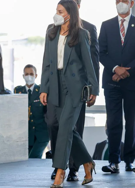 tranquilo Mínimo Paraíso El truco de la Reina Letizia para que estos zapatos de tacón sean más  cómodos (y su traje de chaqueta muy favorecedor y made in Spain) | Mujer Hoy