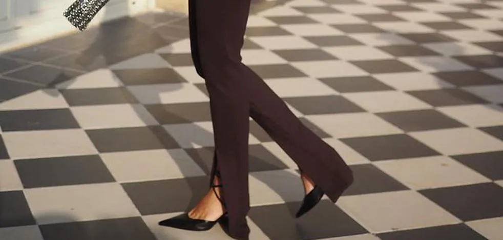 El pantalón de raya diplomática es la prenda infalible para tus looks de  oficina (y Massimo Dutti lo tiene en dos colores que combinan con todo)