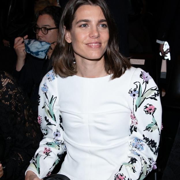 Pincha en la imagen para descubrir todos los peinados rejuvenecedores de Carlota Casiraghi para moldear tu melena este otoño.