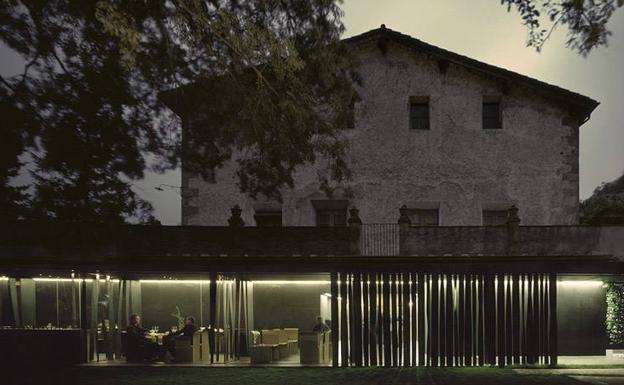 La sala de Les Cols, desde el exterior de la masía