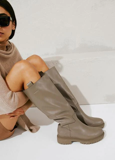 loco polilla Frustrante Botas altas de suela plana, el calzado cómodo que combina con todo está en  H&M en tres colores diferentes | Mujer Hoy