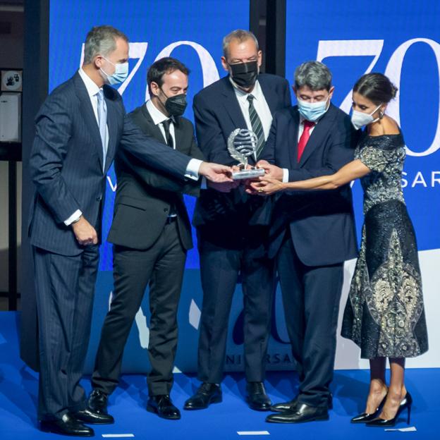 El momento de la entrega del Premio Planeta: la reina Letiia sostiene el galardón junto a Carmen Mola.