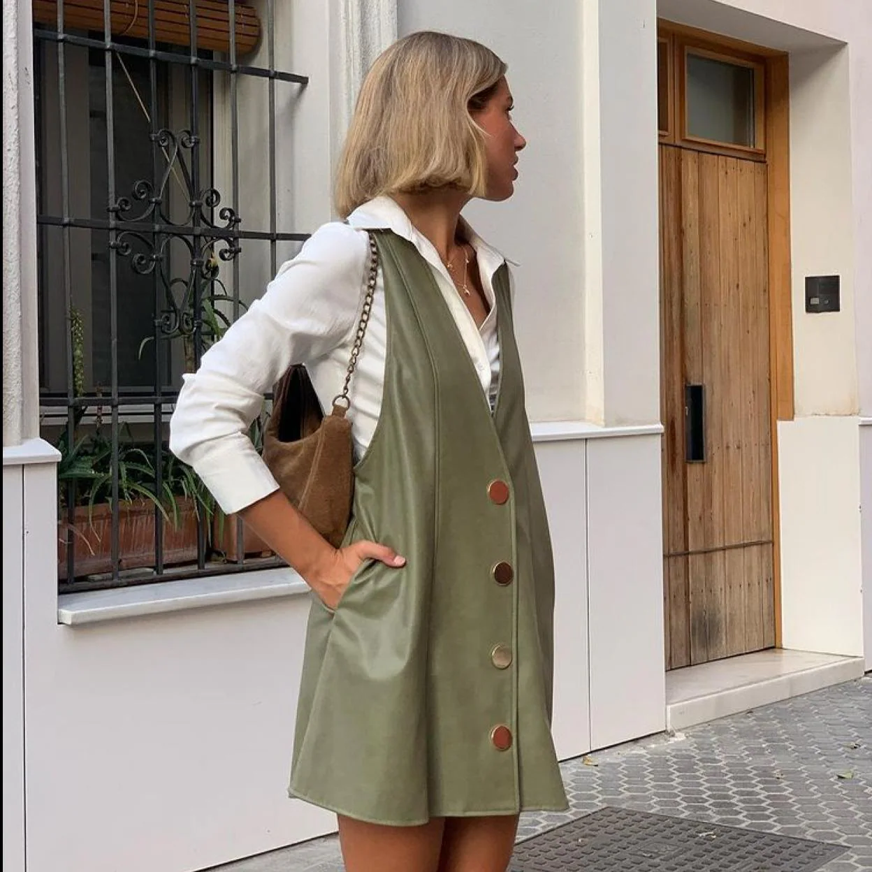 Fiebre por el pichi efecto piel Zara: 5 formas de combinar el vestido más vendido y ponible del momento | Mujer Hoy