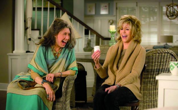 Jane Fonda junto a Lily Tomlin, con quien coprotagoniza desde 2015 la serie Grace y Frankie.