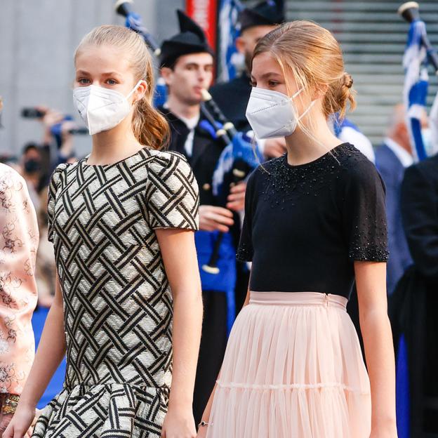 El original vestido de Leonor y la falda de tul de Sofía, la princesa y la infanta sorprenden, arriesgan y arrasan con sus looks en los Premios Princesa de Asturias 2021