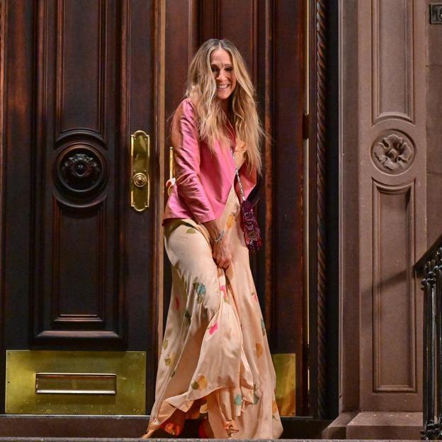 Carrie Bradshaw no se ha vuelto loca: un look romántico y nada estrafalario de 'Sexo en Nueva York' 