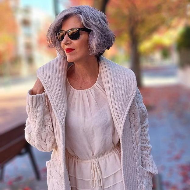 Ni acolchado efecto piel, el abrigo más original y calentito es este de punto de Zara con el rejuvenecer tus looks a los 50 | Mujer Hoy