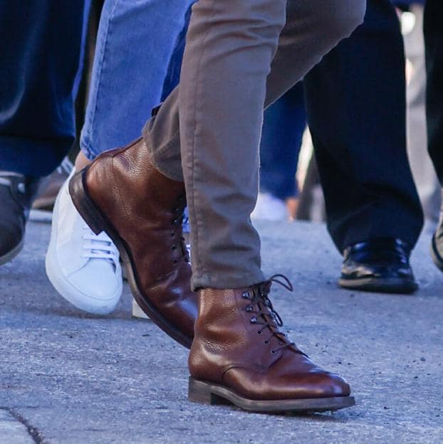 Cinco botines marrones cordones copiar los zapatos planos y cómodos con que ha sorprendido la Reina Letizia | Mujer Hoy
