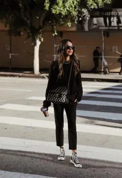 al revés itálico azafata 15 maneras sencillas y elegantes de llevar tus zapatillas Converse de color  negro | Mujer Hoy