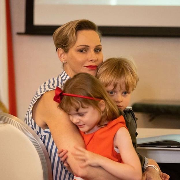 Una tierna foto de la princesa Charlene con Gabriella y Jacques. 