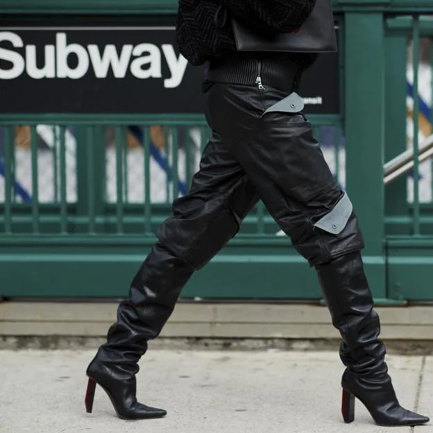 Cargo y efecto piel: el pantalón que necesitas para un look a la última está en Zara | Mujer Hoy