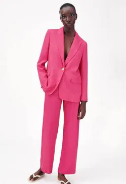 El traje rosa es todo lo que necesitas a los 50 para un look