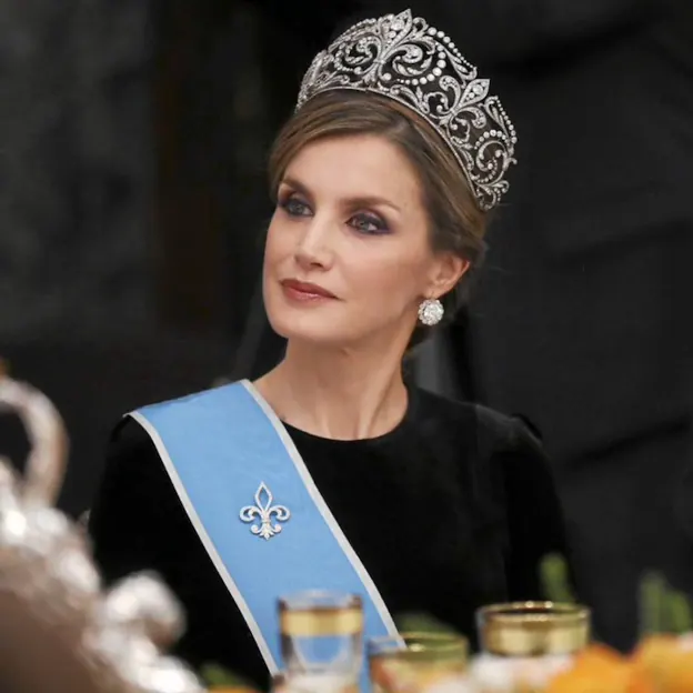 Pincha en la foto para ver todos los looks de la Reina Letizia en los Premios Princesa de Asturias y su evolución de estilo a lo largo de los años, en fotos. 