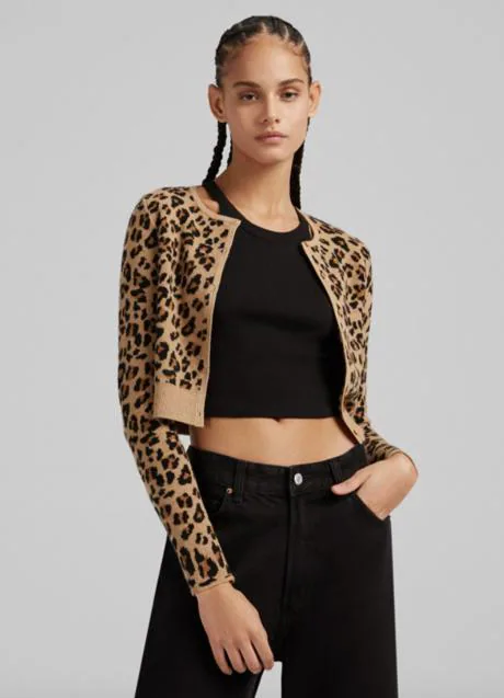 Chaqueta punto con estampado leopardo: la prenda con el print perfecto para todos tus looks casual | Mujer