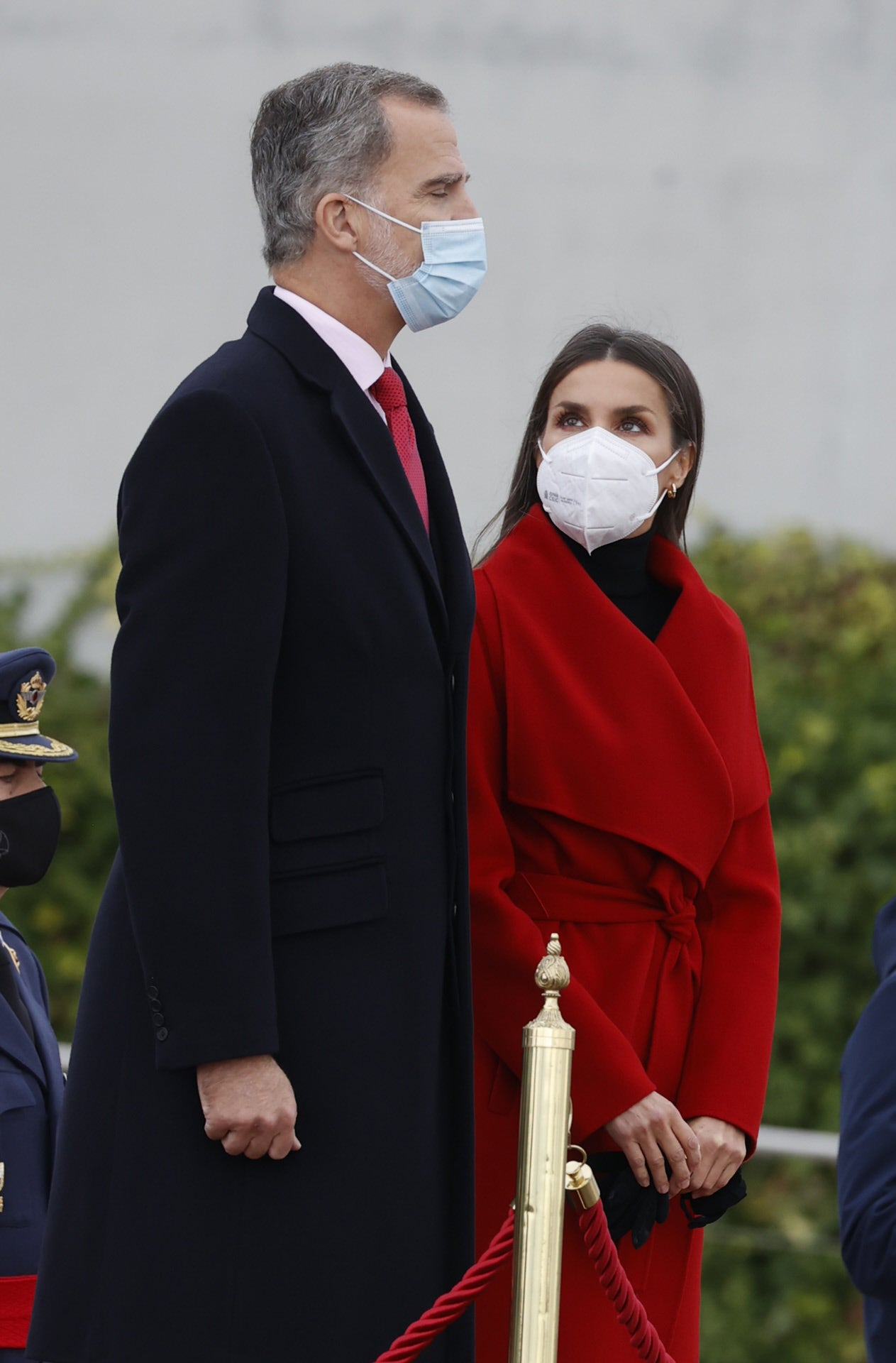 Los mejores looks de Letizia en Suecia: abrigo rojo