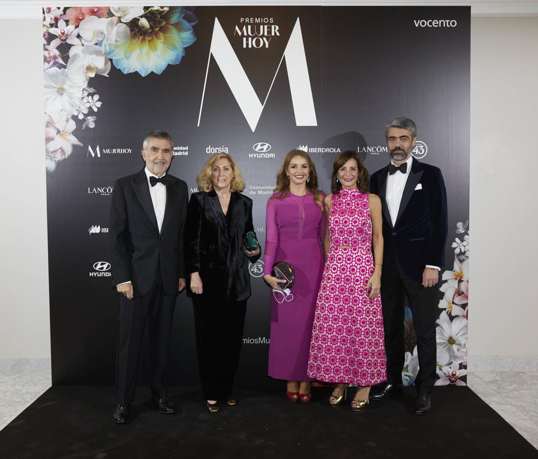 Premios Mujerhoy 2021: Iñaki Arechabaleta, presidente de TESA (área de revistas del grupo Vocento); María Concepción Dancausa Treviño, consejera de Familia, juventud y política social de la Comunidad de Madrid; Patricia Reyes, directora general de igualdad de la Comunidad de Madrid y Luis Enríquez, consejero delegado de Vocento.