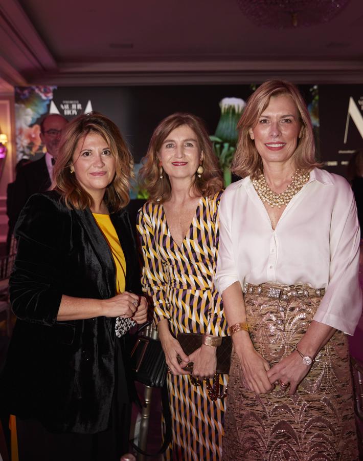 Premios Mujerhoy 2021: Lydia Loste directora de Comunicación y Experiencia Digital de Fundación Telefónica, Leticia Espinosa de los Monteros, y la directora de XL Semanal, Mar Cohnen.