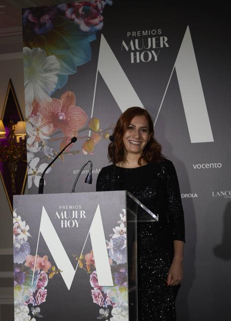 Fátima Akbar recogiendo el premio por su hermana Rada, (Leticia Díaz).