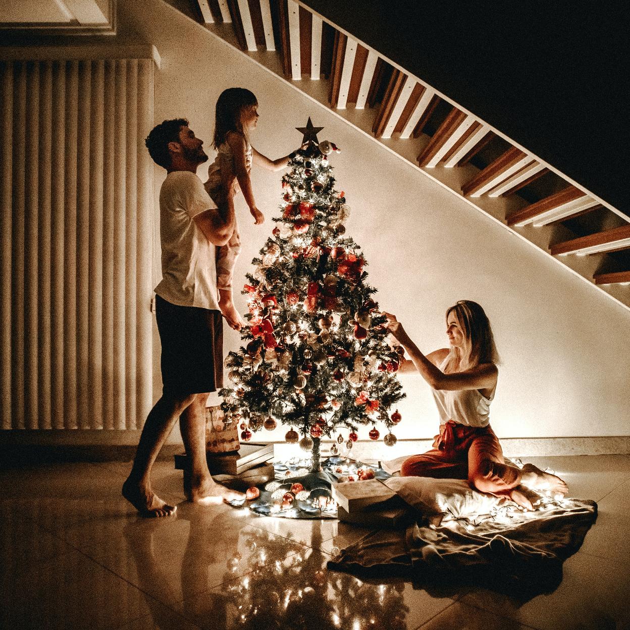Las curiosas historias de los adornos de Navidad con los que decoras tu  casa (y que deberías contar a tus hijos): del árbol y el Elfo de la Navidad  al calendario de