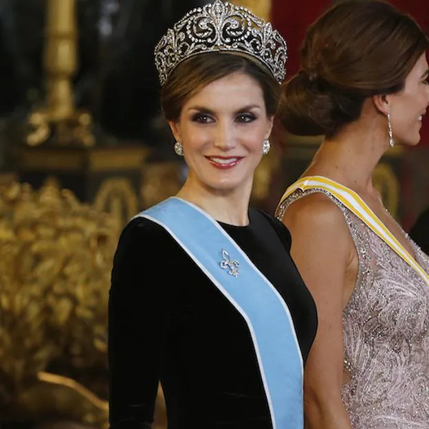 Diálogo microscópico conversión La joya más cara de la Corona española no es una tiara, ni tampoco la tiene  la reina Letizia: por qué la infanta Elena posee el collar más valioso del  joyero real 