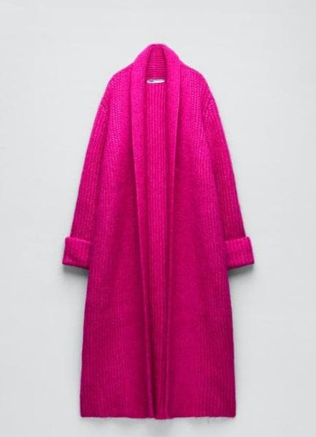 El abrigo de punto rosa Zara que rejuvenece a los 50 y que favorece tanto se va a agotar en muy poco tiempo | Mujer Hoy