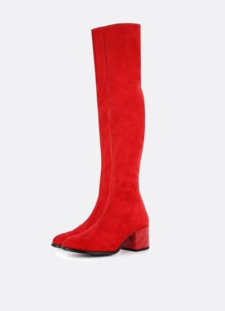 Sabemos dónde copiar las botas rojas caña alta y tacón cómodo con las que ha arrasado la Reina Letizia y que hacen las piernas largas y estilizadas | Mujer Hoy