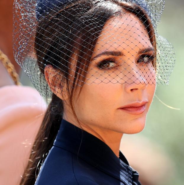 Sabemos cuál es el truco de Victoria Beckham para llevar unas cejas gruesas, definidas y perfectas sin recurrir al microblading